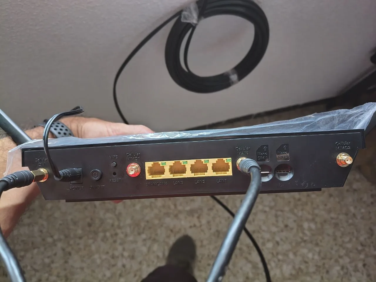 Parte trasera del router profesional de las pruebas, con sus cuatro conectores de antena, los puertos de red y las dos ranuras para SIM