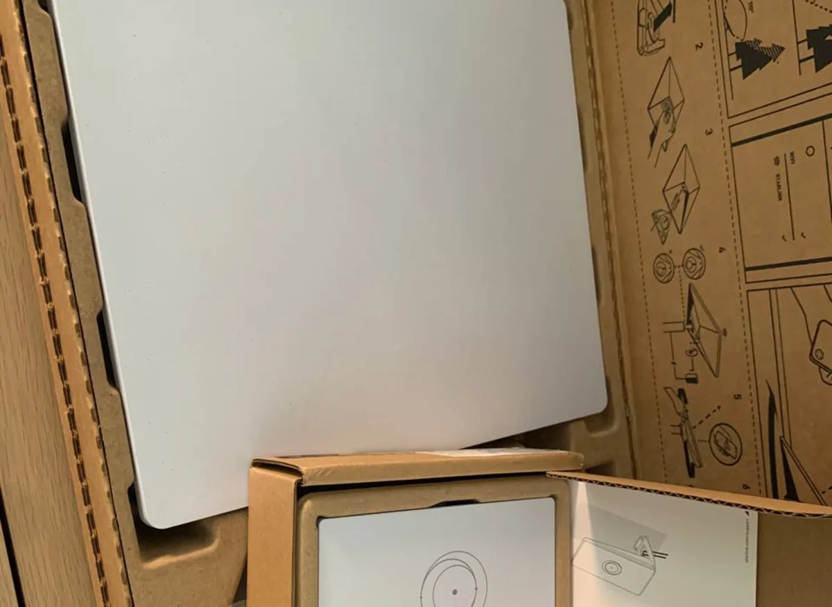 Los dos kits de Starlink recién desembalados: la antena Standard en su caja grande y, al lado, el kit Mini con su soporte y su fuente